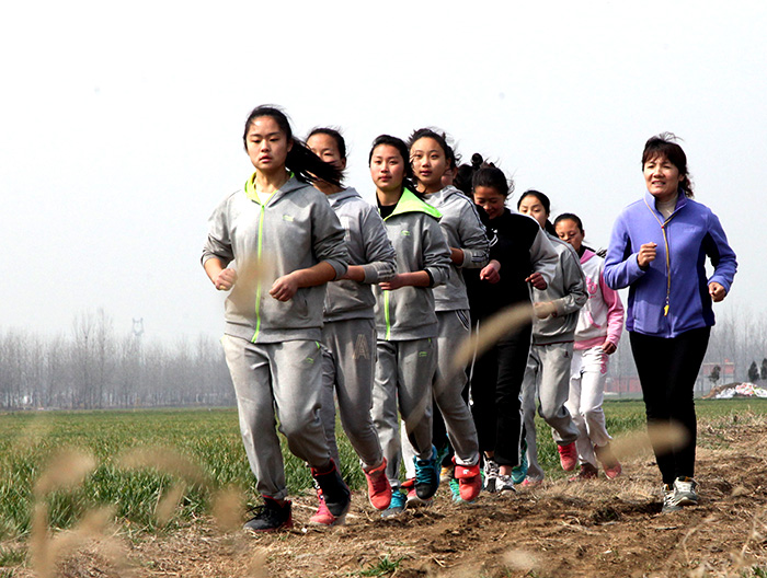 跑步到学校训练体能.jpg